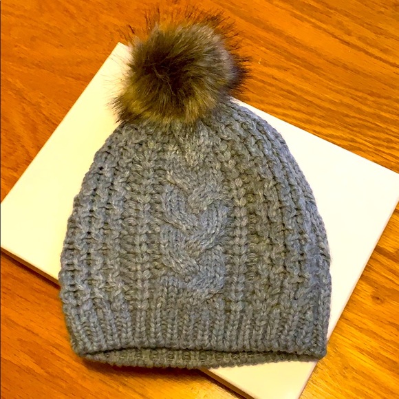 Accessories - 💥PRICE DROP💥Pom Pom hat 😍